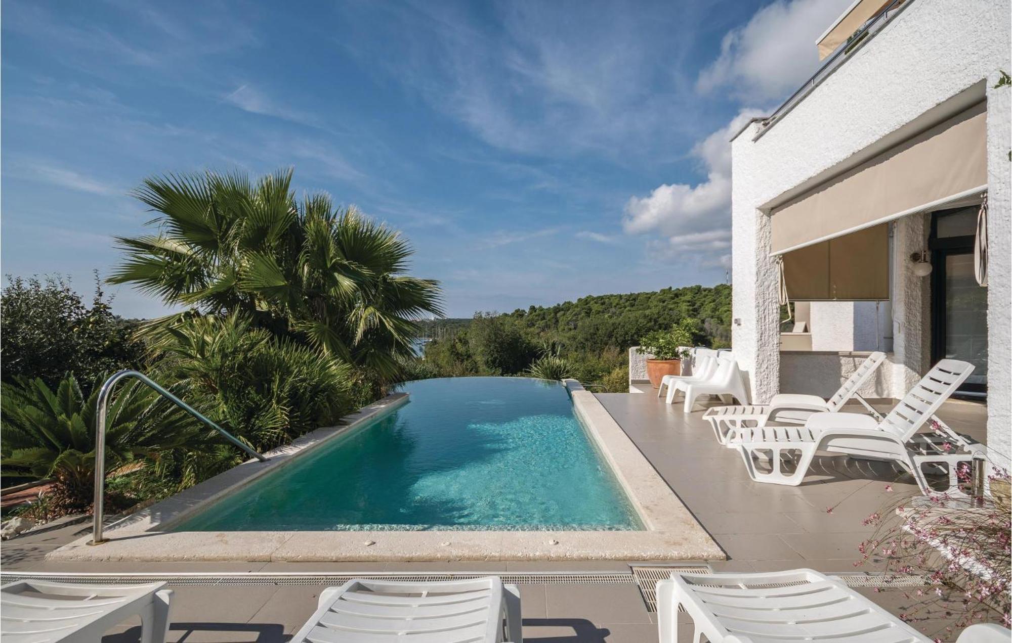 Stunning Apartment In Pula With House Sea View *